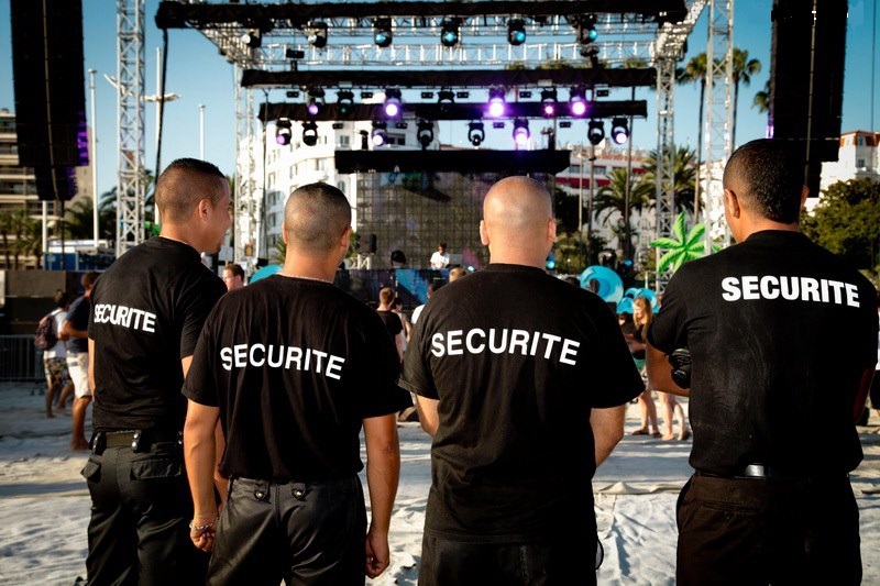 Current France Sécurité est une société de sécurité spécialisée dans la gestion et la prévention des risques pour assurer la sécurité, la surveillance et le gardiennage des biens et des personnes, Nice, Alpes-Maritimes, Var, Paris