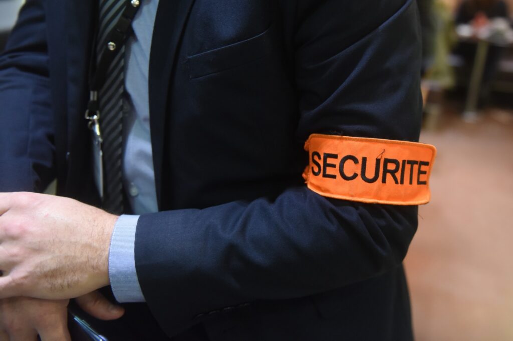 Current France Sécurité est une société de sécurité spécialisée dans la gestion et la prévention des risques pour assurer la sécurité, la surveillance et le gardiennage des biens et des personnes, Nice, Alpes-Maritimes, Var, Paris